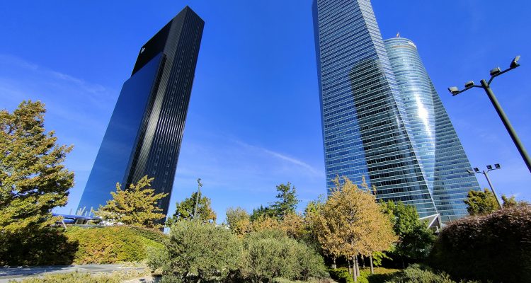 Paseo por el área de las cinco torres