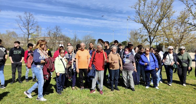 Plantación intergeneracional en el parque de Las Cruces