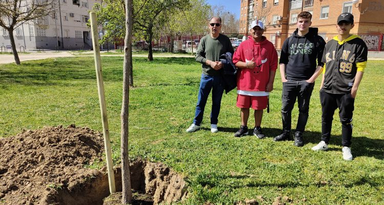 Plantación intergeneracional en el parque de Las Cruces