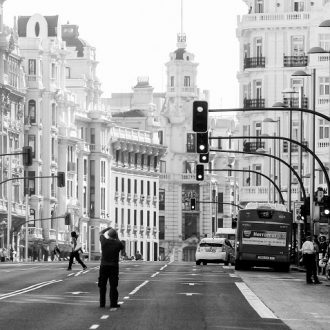 Imagen de recurso. Persona haciendo fotografía en la Gran Vía