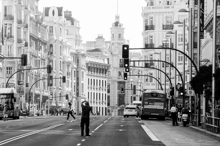 Imagen de recurso. Persona haciendo fotografía en la Gran Vía