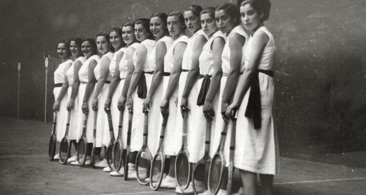 Veranos. Las Raquetistas.(c) Kutxa Fototeka, Frontón Gros de Donostia, 1938, Fondo Marín