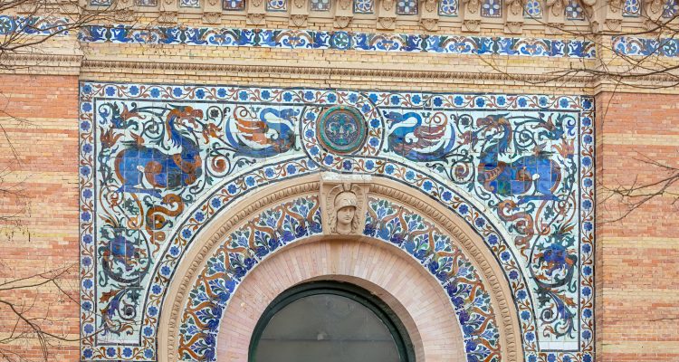 Detalle del uso de la cerámica en el Palacio de Velázquez