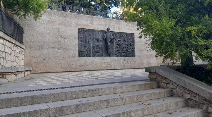 Acceso al Monumento a Dante