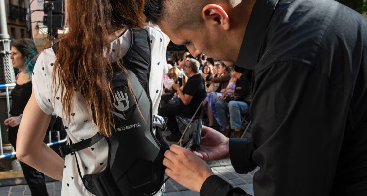 Colocación de una mochila vibratoria antes de un evento