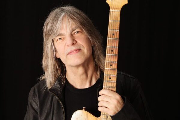 Mike Stern (Sandrine Lee)