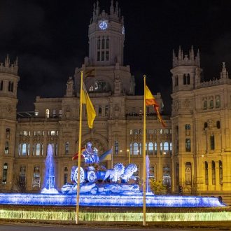 El Palacio de Cibeles, obra cumbre de Palacios, con los colores de la bandera ucraniana (Miguel Berrocal)