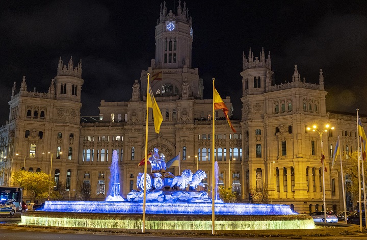 El Palacio de Cibeles, obra cumbre de Palacios, con los colores de la bandera ucraniana (Miguel Berrocal)