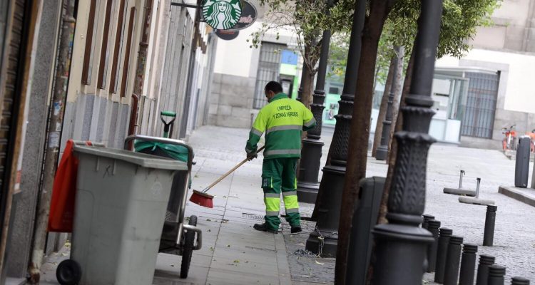 Barrendero limpia una calle