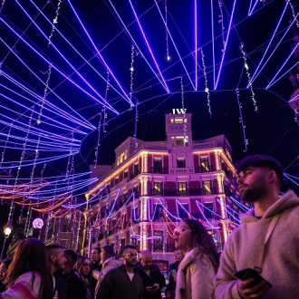 Público en la iluminación navideña