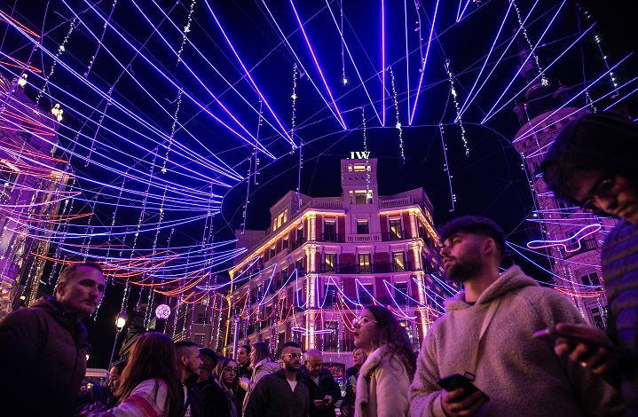 Público en la iluminación navideña