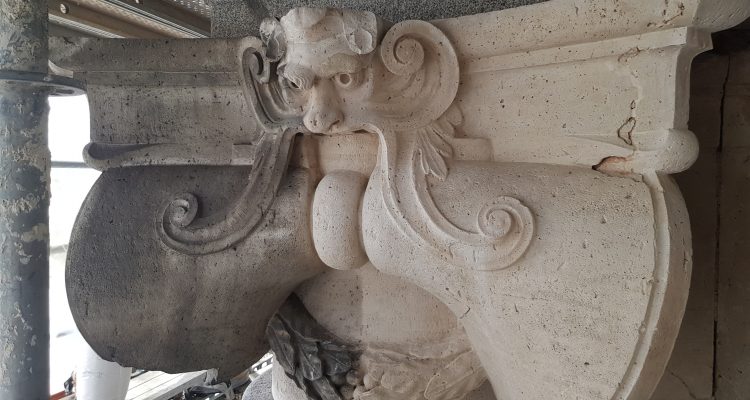 Detalle del antes y el después en la limpieza de la piedra del monumento