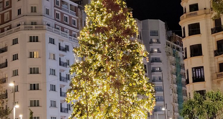 Árbol Iluminado con luces de Navidad en Plaza de España