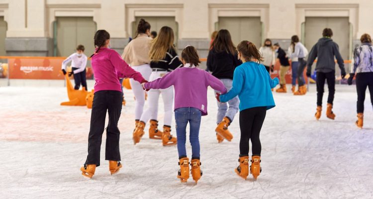 Jóvenes en la pista de hielo de Cibeles