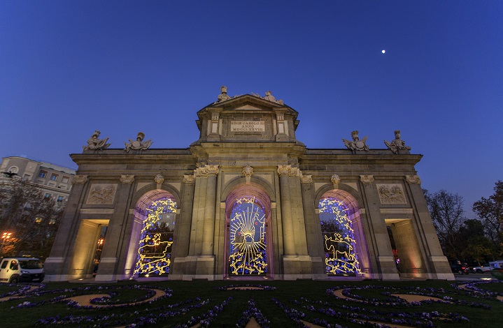 Así luce la Puerta de Alcalá en estas fiestas tras su restauración