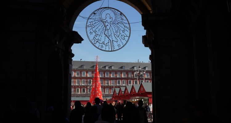 Visión del mercadillo desde un arco de la Plaza Mayor