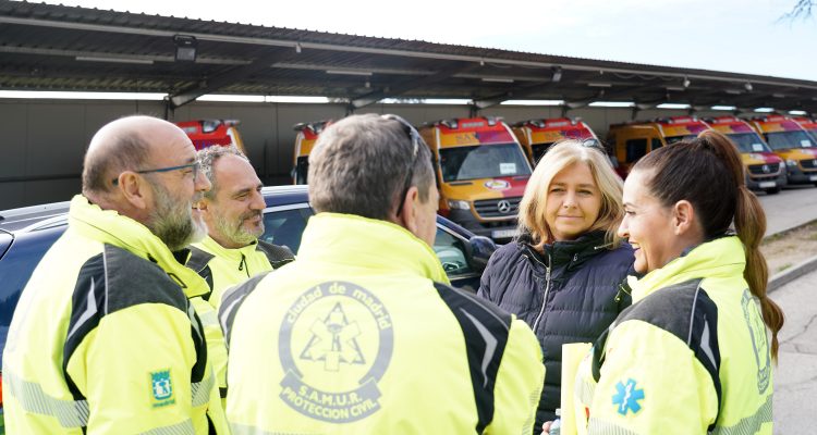 La vicealcaldesa, Inmaculada Sanz con miembros del SAMUR PC