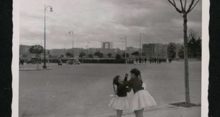 Jugando en el solar del Santiago Bernabeu 1942 Memoria de Madrid