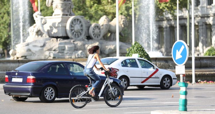 Ciclista en Cibeles. Imagen de archivo