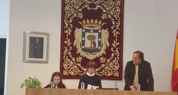 El concejal de Chamberí, Jaime González Taboada, durante la entrega esta tarde los premios a los ganadores del primer certamen de relatos cortos escolares ‘La mujer más importante de tu vida’