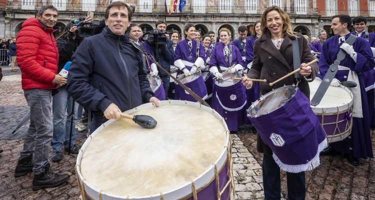 Almeida en la tradicional tamborrada de la plaza Mayor