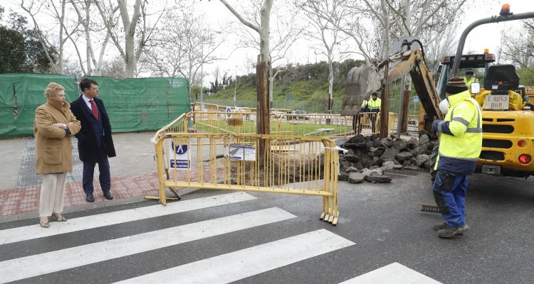 La delegada de Obras y Equipamientos y el concejal de Fuencarral-El Pardo durante la visita