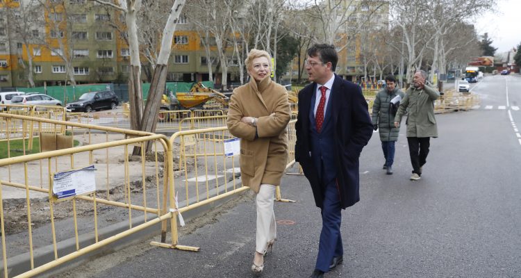 La delegada de Obras y Equipamientos y el concejal de Fuencarral-El Pardo durante la visita