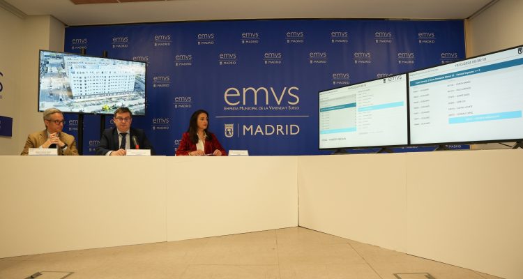 El delegado de Políticas de Vivienda y presidente de EMVS Madrid, Álvaro González, durante el sorteo de viviendas públicas en régimen de alquiler asequible