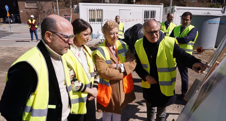 La delegada de Obras y Equipamientos, el de Políticas Sociales, Familia e Igualdad y la concejala de Retiro durante el acto de colocación de primera piedra del centro de la calle Téllez