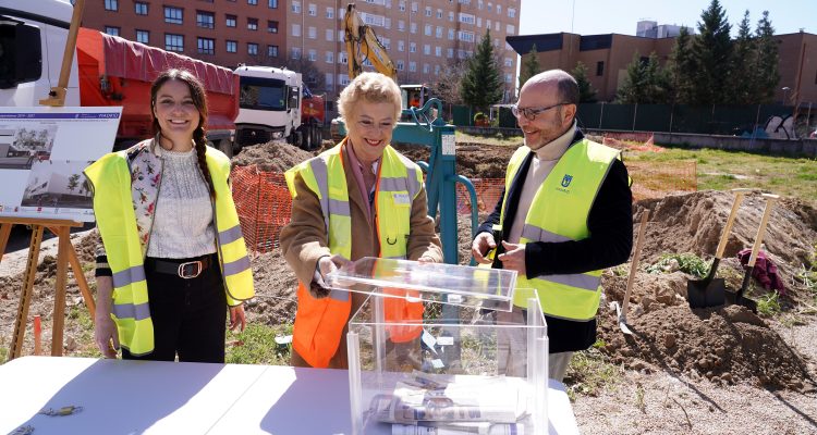 La delegada de Obras y Equipamientos, el de Políticas Sociales, Familia e Igualdad y la concejala de Retiro durante el acto de colocación de primera piedra del centro de la calle Téllez