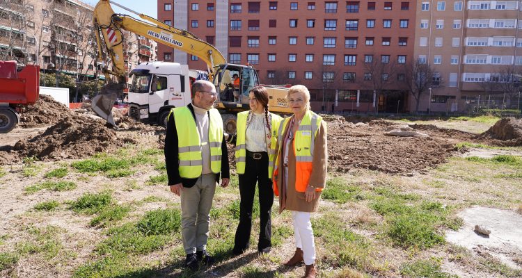 La delegada de Obras y Equipamientos, el de Políticas Sociales, Familia e Igualdad y la concejala de Retiro durante el acto de colocación de primera piedra del centro de la calle Téllez