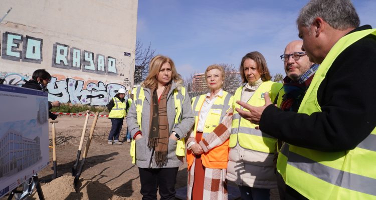 La vicealcaldesa, la delegada de Obras y Equipamientos, el de Políticas Sociales, Familia e Igualdad y la concejala de Salamanca, durante el acto de colocación de la primera piedra