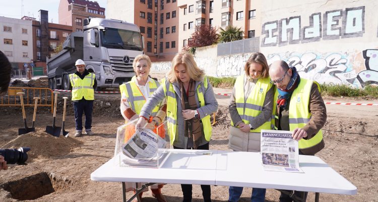 La vicealcaldesa, la delegada de Obras y Equipamientos, el de Políticas Sociales, Familia e Igualdad y la concejala de Salamanca, durante el acto de colocación de la primera piedra