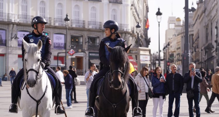 Servicios municipales de seguridad y emergencias, así como de efectivos de Policía Municipal y de SAMUR-PC durante la presentación del dispositivo de Semana Santa