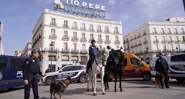 Servicios municipales de seguridad y emergencias, así como de efectivos de Policía Municipal y de SAMUR-PC durante la presentación del dispositivo de Semana Santa