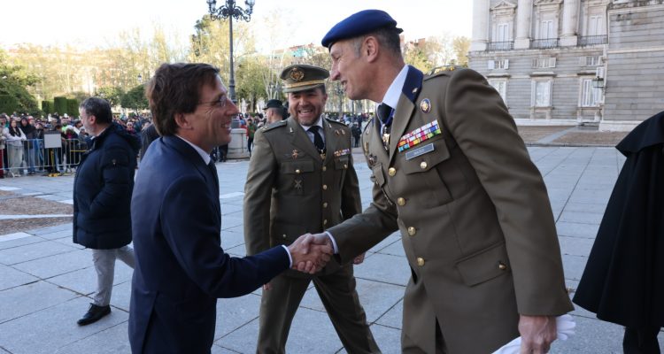 Almeida durante su visita al Cristo de los Alabarderos