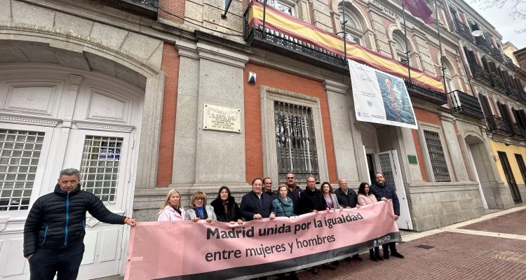 Pancarta del 8M frente a la sede municipal de Chamberí