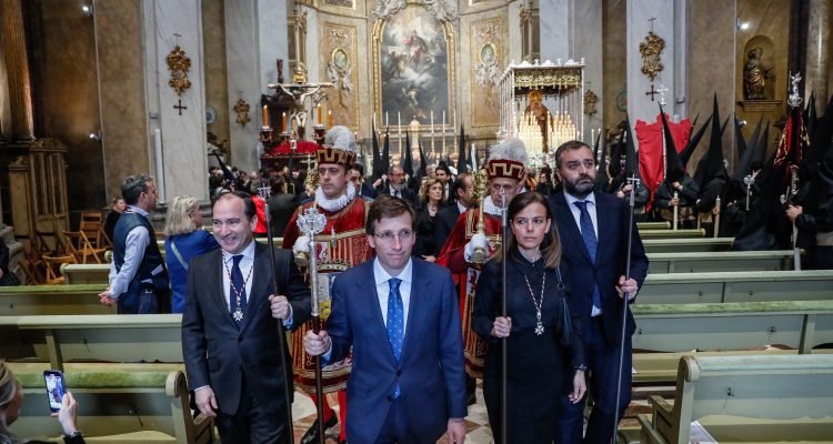 Almeida asiste a la procesión de 'Los Estudiantes'