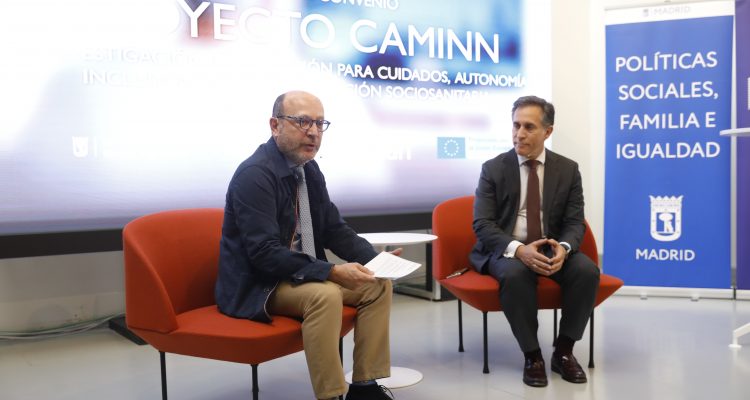 El delegado de Políticas Sociales, Familia e Igualdad, José Fernández, durante la presentación del proyecto