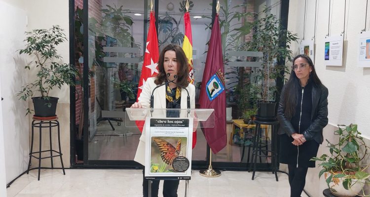 Paula Gómez-Angulo en un momento de la inauguración de la exposición 'Abre los ojos'