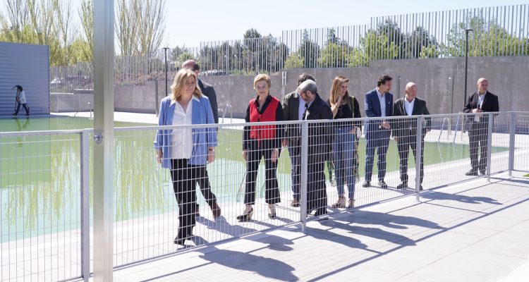 La vicealcaldesa y alcaldesa en funciones, la delegada de Obras y Equipamientos, la concejala delegada de Obras y Equipamientos y el concejal de Barajas, durante la visita a las nuevas piscinas