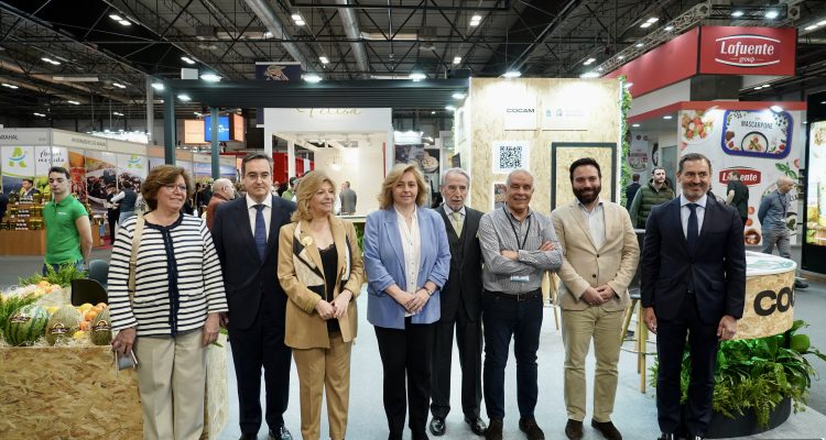 La vicealcadesa y portavoz, Inma Sanz, y la delegada de Economía, Innovación y Hacienda, Engracia Hidalgo y el concejal delegado de Innovación, Ángel Niño durante la visita a la Feria de Alimentación y Bebidas de Calidad