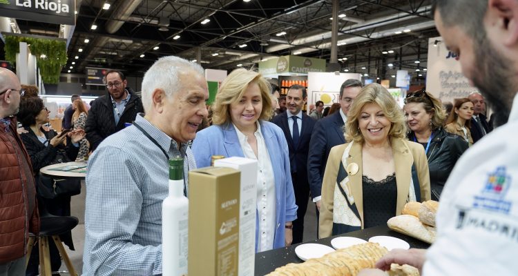 La vicealcadesa y portavoz, Inma Sanz, y la delegada de Economía, Innovación y Hacienda, Engracia Hidalgo durante la visita a la Feria Gourmet