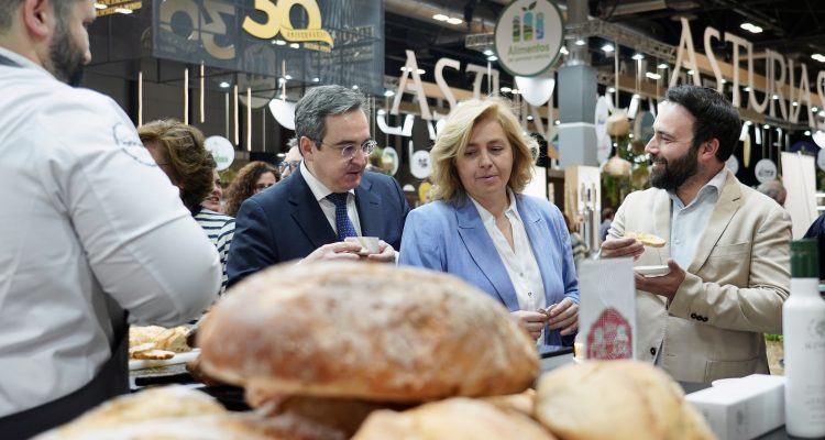 La vicealcadesa y portavoz, Inma Sanz, y el concejal delegado de Innovación, Ángel Niño durante la visita a la Feria de Alimentación y Bebidas de Calidad