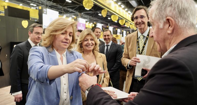 La vicealcadesa y portavoz, Inma Sanz, y la delegada de Economía, Innovación y Hacienda, Engracia Hidalgo durante la visita a la Feria Gourmet