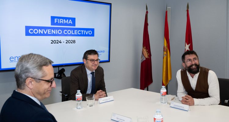 El delegado de Políticas de Vivienda, Álvaro González, durante la firma del convenio