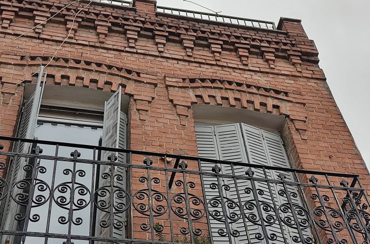 Hachero, 40. Detalle de fachada en Puente de Vallecas