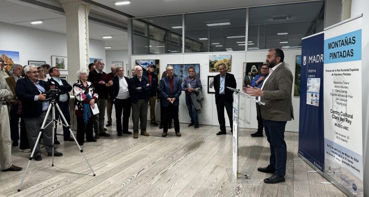 El concejal del distrito de Centro, Carlos Segura, en la inauguración de la exposición Montañas Pintadas