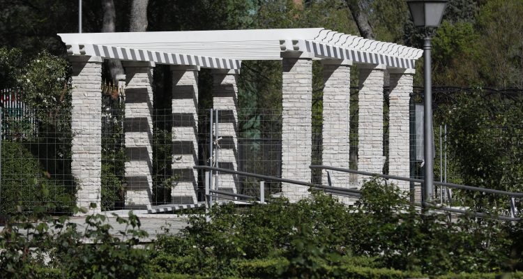 Imagen de la restauración de las pérgolas de la Rosaleda