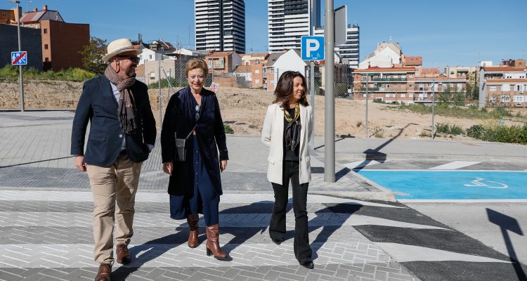 La delegada de Obras y Equipamientos y la concejala de Tetuán, durante la visita